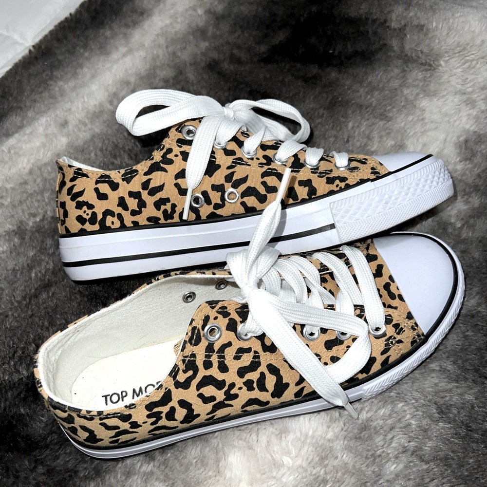 Womens allstar style sneakers. Size 5.5. Never worn.